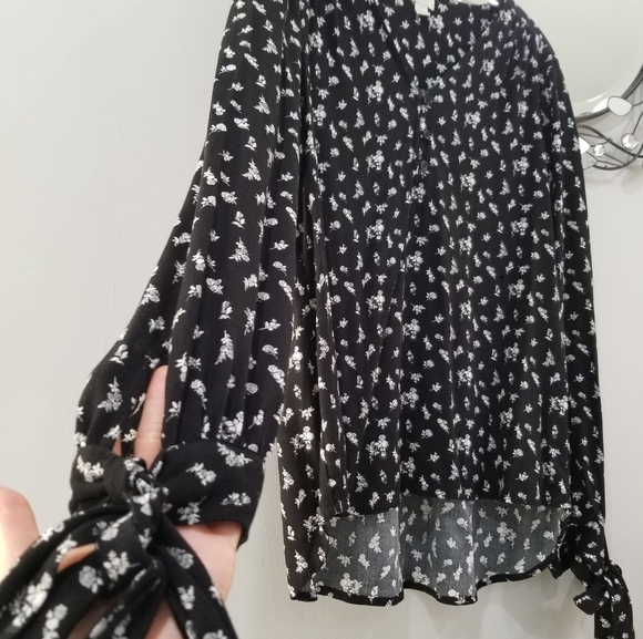 Hinge Floral Tie Sleeve Blouse -1 - Picture 6 of 6